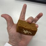 喜多屋 - かすてら雁月　”グワシ”で持ったところ