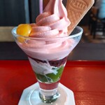 354773939 - サクラのソフトは、甘塩っぱい味わい～!! 下のホイップクリームやあずきが甘いので、ちょうど良い感じ～!! 抹茶ゼリーは、濃厚な抹茶の味わいがして、白玉はもっちもち～!! PETITのウェファーは、サクサクっとした食感～!!( ^o^)ﾉ
