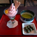 354773928 - さくらのミニパフェは、ピンク色のさくらソフトクリーム、あずき、ホイップクリーム、抹茶ゼリー、栗、PETITのウェファーが盛りつけられている～!!( ^o^)ﾉ