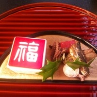 祇園 くらした - 前菜として、飯蛸の炊いたん、滋賀の赤いこんにゃくなど。