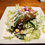 ワイン酒場 201 - ランチセットのサラダ　粉チーズとシーザードレッシングがかかっているので 結構味が濃くて美味しい