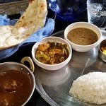 イーマサラ - ダルバートランチ　これにサラダ付きで９８０円。