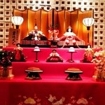 Nihon Ryouri Hanamusashi Shunka - 入り口に飾られていたお雛様