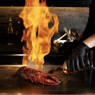 目の前で調理が見られるライブ感抜群の空間で旬の食材を。