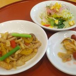 景山 - ハーフ＆ハーフランチ（酸辣湯麵、豚肉と新じゃが芋の黒胡椒炒め）990豚肉と新じゃが芋の黒胡椒炒め・サラダ・搾菜