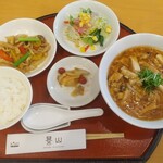 景山 - ハーフ＆ハーフランチ（酸辣湯麵、豚肉と新じゃが芋の黒胡椒炒め）990