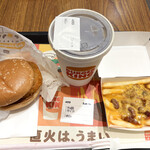 バーガーキング - 料理写真:ハッシュ＆BBQ バーガーセット+チリチーズフライ、アイスティー（720円）