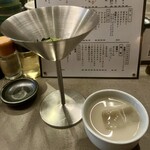 韓国創作料理 Hyeongyeon - 日替わりマッコリとおしゃれなお付き出し（海苔の佃煮）