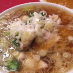 とん平食堂 - ラーメン４００円なみなみとスープが入っています♪