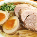 絢 - 半熟煮たまごラーメン・醤油（800円）