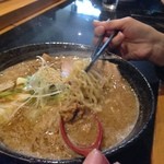 Mendokoro Hasumi - まぐろ豚骨味噌ラーメン　スープには大量のひき肉が..