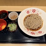 いろり庵きらく - 冷しぶっかけそば、刻み海苔、たまご、納豆