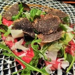 あざみ野うかい亭 - 黒トリュフをかけたローストビーフサラダ