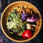 和歌山産新鮮野菜のサラダ〜開店以来、愛され続ける「原点」の一皿。自家製ドレッシングの魔法〜