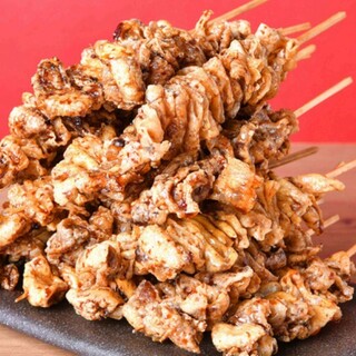 新名物！香ばしさともっちり食感が癖になる「どぶ漬け鶏皮串」
