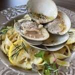 Cafe&Bar Wish - 料理写真:活ハマグリとレモンクリームのタリアテッレ