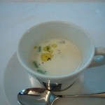 リストランテ・マッサ - 蕪のスープ 。ベーコンと玉ねぎを炒めたものが入っている。オリーブオイルがきれい。
