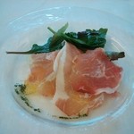 RISTORANTE MASSA - 前菜：生ハムのサラダ。ヤーコン　ハッサク　ミントのソース♪