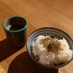 農絆卓恵 炭焼き料理とお酒 - セルフのお茶とふりかけです。