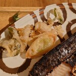 農絆卓恵 炭焼き料理とお酒 - トビウオをめくって天ぷらの写真です。まだ食べていない状態です。