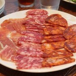 Bar Espanol LA BODEGA - ハモン・セラーノとイベリコ豚サラミ、チョリソの盛り合わせ Sサイズ