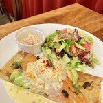 Un Chat noir - スモークサーモンとアボカドのお食事クレープ