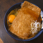 つるや - きつねそば＠税込550円、生たまご＠税込100円