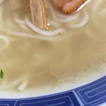 中華園 - スープは、薄い色合いで脂が浮いています。豚の旨味がありましたが、塩が強い感じ。臭みはありませんでした。