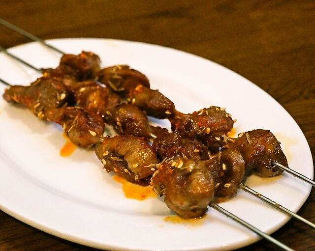 1 砂肝串焼き(1串100円)