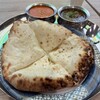 ハラール ドーサ ビリヤニ - チーズナンと2種のカレーセット(バターチキンカレー&南インドのチキンカレー)