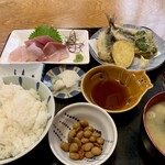 香海 - 本日のランチ「刺身盛り合わせ」&「いわし天ぷら」をチョイス！