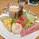 マンジャ エ ベーヴィ!! - パスタランチ(1,300円)につく前菜盛り合わせ✨️新玉ねぎのポタージュ、葉物サラダ、サラミ、ポテサラ、フリッタータにゼッポリーニと満足度高めのアンティパストでした♪