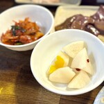 酔笑苑 - キムチとゆず大根。
脂を摂取しますからね、リフレッシュアイテムとして、マストです。