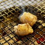 酔笑苑 - こんな風に、白モツ（大腸）をコロコロ焼いていただくから、「シロコロ」。
下処理で脂を残してあるので、焼けば外側がカリッと、中はジュワっと脂がこぼれまする♪