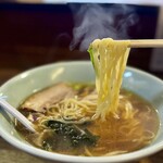 酔笑苑 - カエシにスープを入れて作る本格ラーメン。
冷蔵のメンマやワカメは、乗せる前にお湯にくぐらせる丁寧さ。
ラーメン専門店だって、そこまでやらないお店、たくさんあります。
〆に相応しい、あっさり味です。
