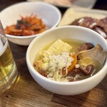 酔笑苑 - いろんなホルモンが入って贅沢なモツ煮込みですが、こちらは油がちょっと多いかな。