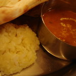 ネパールキッチン Kathmandu - ナンをどけるともう1種のカレーとサフランライスが現れる♪