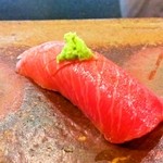 マグロ。脂が乗っているので山葵が辛くない。