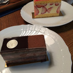 パティスリー リョーコ - 手前がテリーヌショコラ、奥がフレジェ