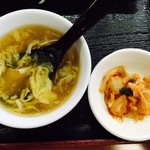 台湾料理明宴 - 日替わり　スープと漬物（キムチ）