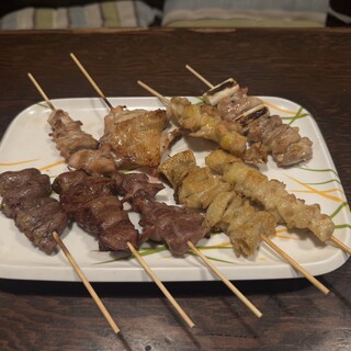 香ばしい備長炭焼き鳥が人気！休日は半額セールも開催