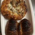 フクスケ - きのこのフォカッチャ、リボンクロワッサン（リベイクで焼きすぎました）