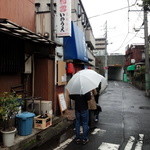 らーめん いのうえ - 写真の奥に見える陸橋の右手前が階段降り口です。