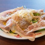 HELMET PIZZA - 生ハムと新利根チーズ工房モッツァレラのサラダ（2,420円）