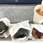 はらぺこおにぎり - 豚ごぼう味噌＆しゃけの塩麹焼きのおにぎり、かあちゃんコロッケ