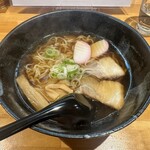 ぬえべ - しょうゆラーメン、９００円です。