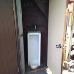 扉を開けると小便器が格納されていました