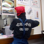 伊豆大島岡田港客船待合所レストラン　いずしち丸 - スタッフの背中で店の名前がわかった！
