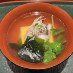 奈良 而今 - お椀
            若狭ぐじ（甘鯛）　玉子葛豆腐
            ワカメ　天然三つ葉