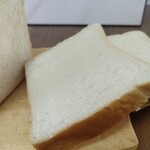 馬車道グラヌーズ - 生クリーム、練乳を使った『馬車道あいすくりん生食パン 1.5斤』1,300円　高っ！！